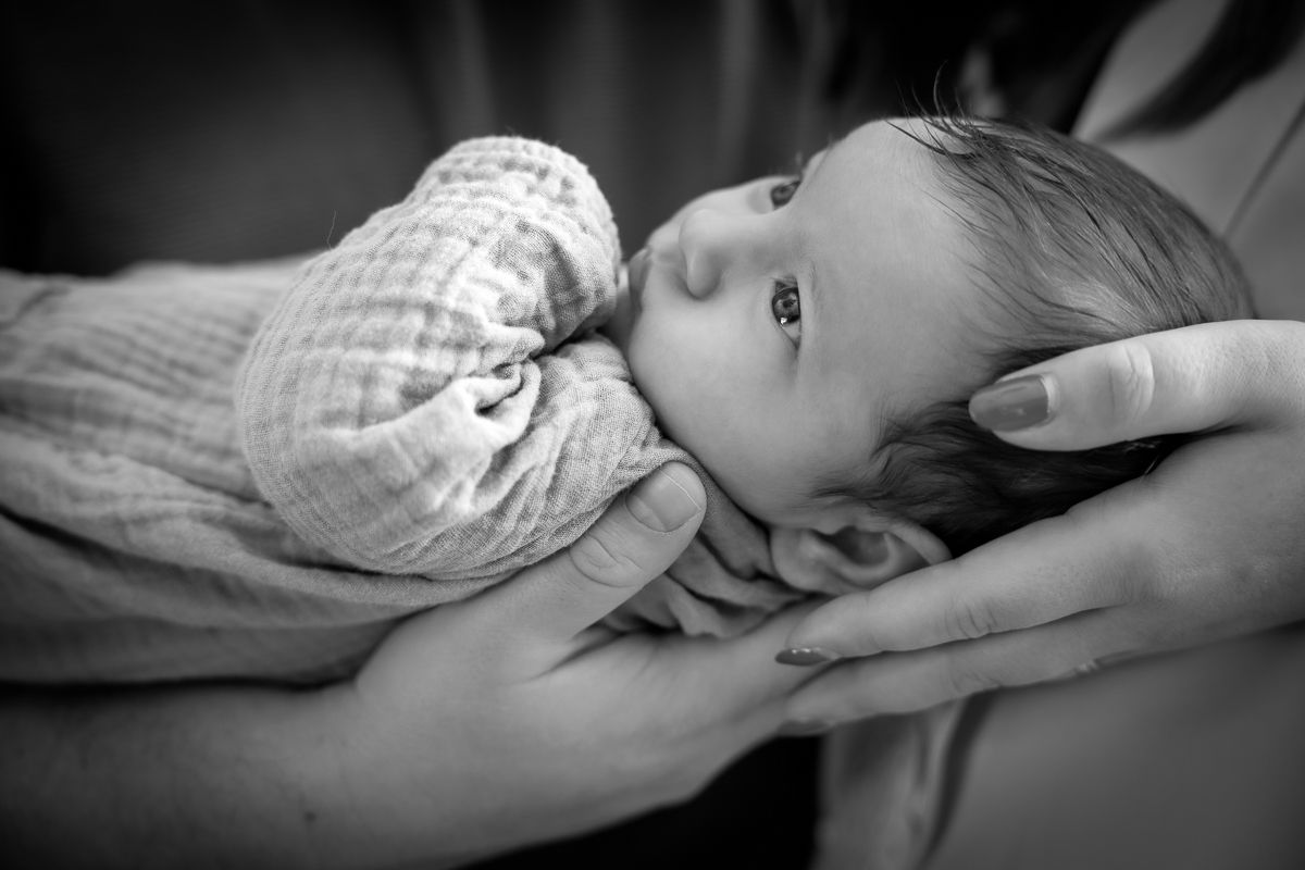 Zwartwit foto's newbornfotografie thuis