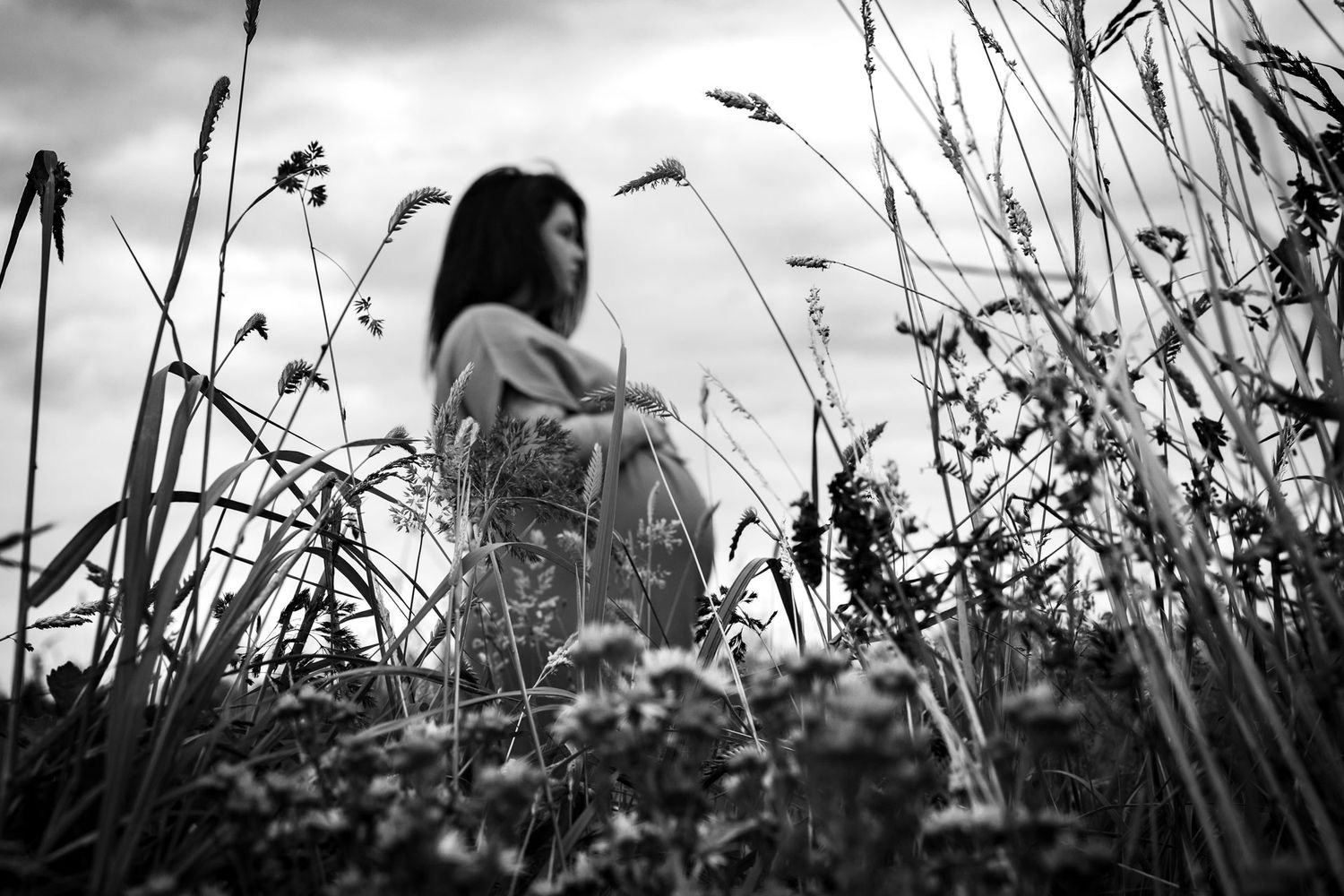 vrouw tussen de wilde bloemen