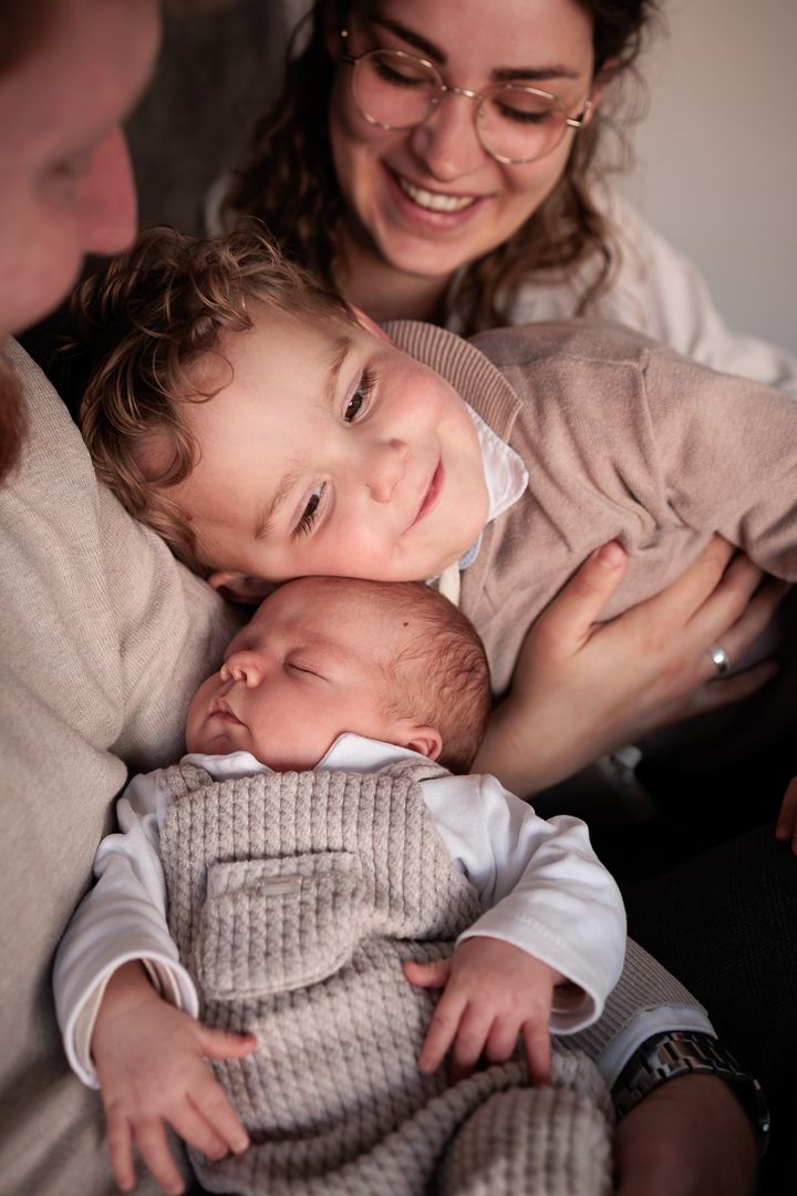 lief gezinsmoment tijdens newbornfotoshoot