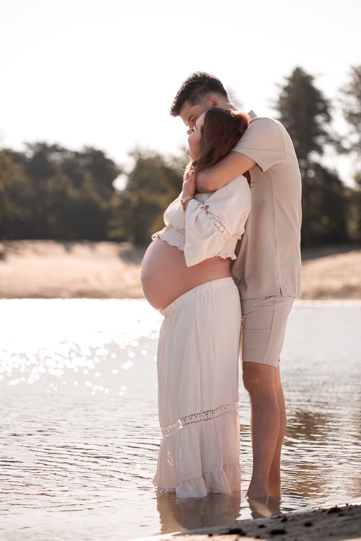 Fotoshoot intiem met blote buik in het water