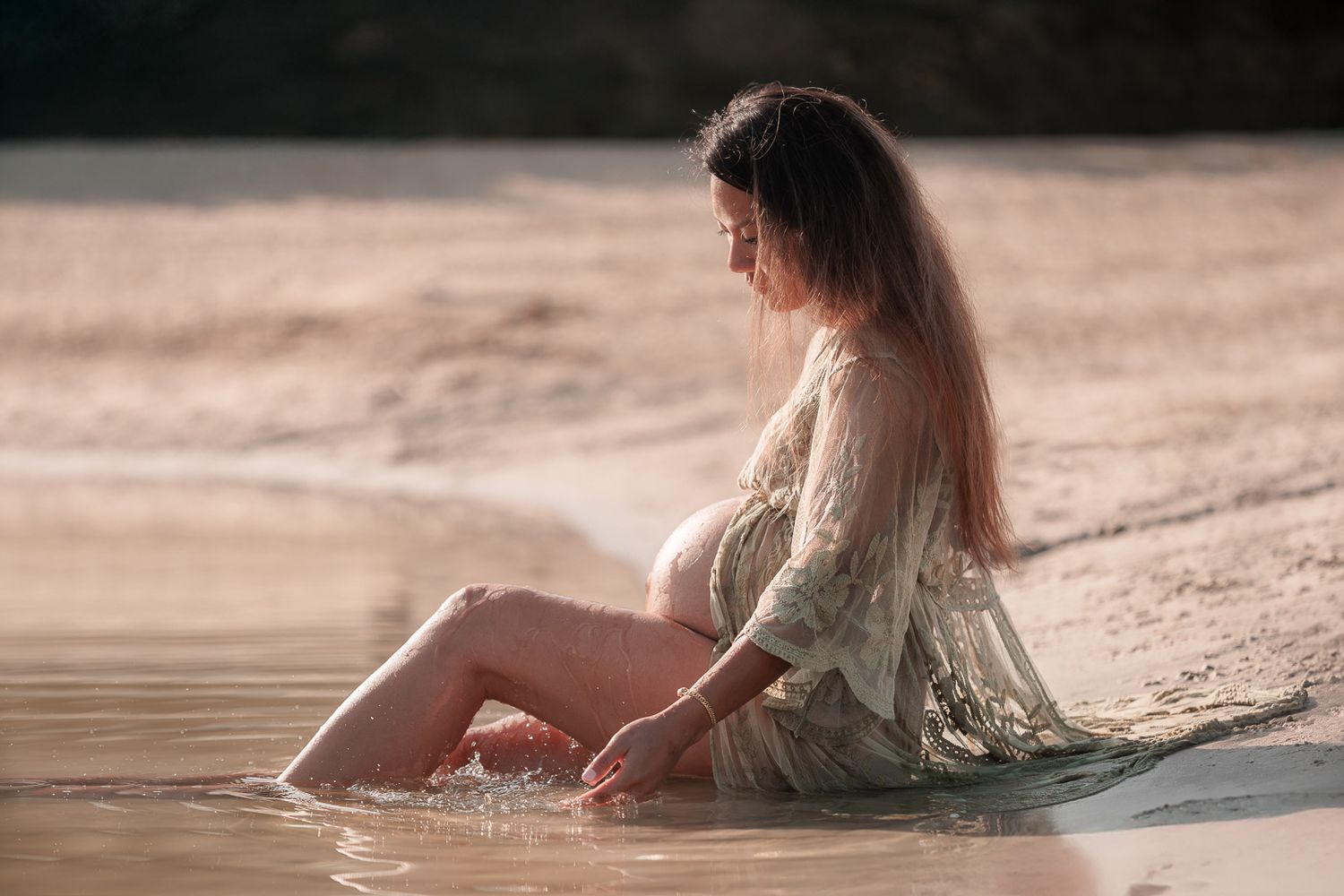 zwangere vrouw in kimono in het water aan de waterkant tijdens intieme en sensuele zwangerschapsfotoshoot door Fotos van Jess