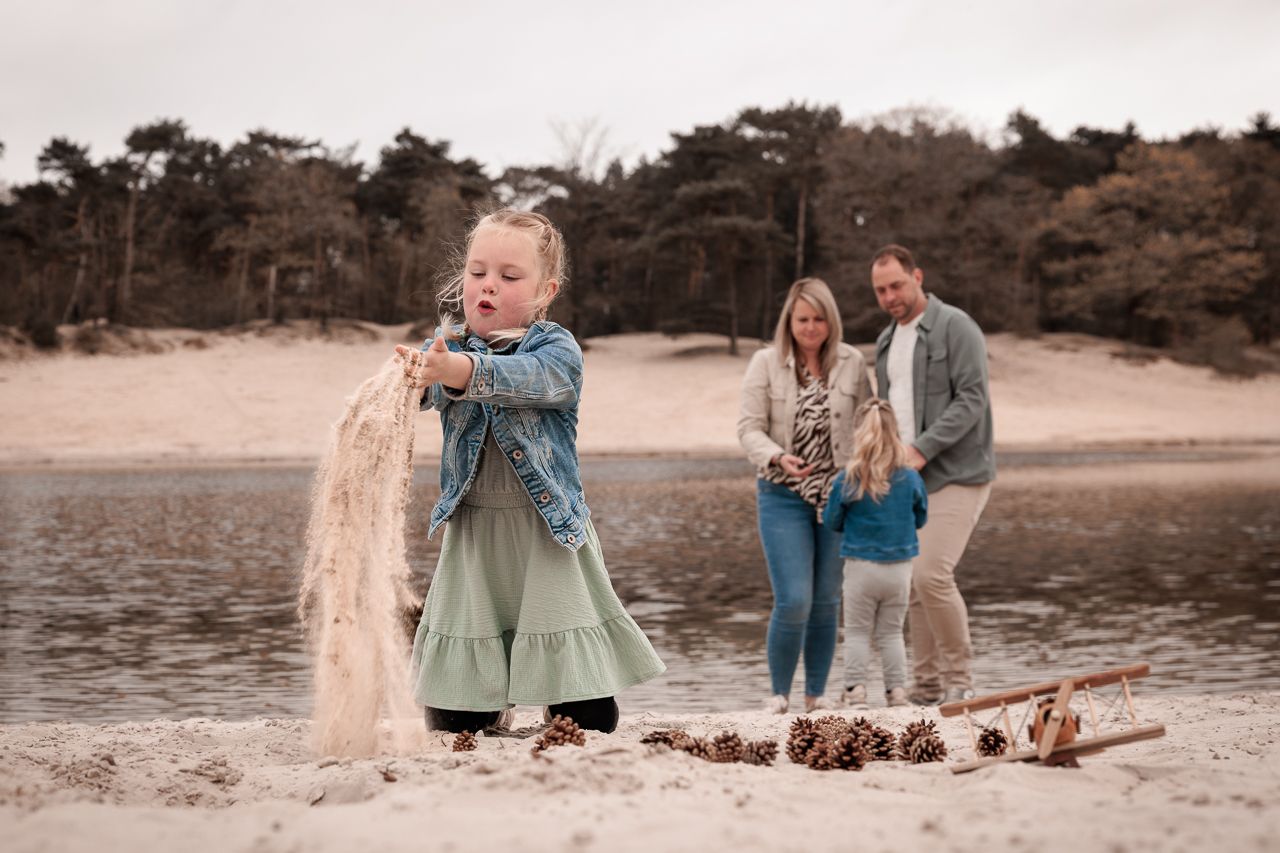 Spontane spelende kinderen fotoshoot buiten bergse Heide