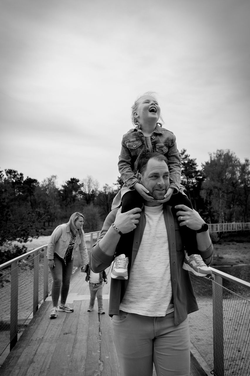 Spontane momenten tijdens gezinsfotoshoot Roosendaal Bergen op Zoom