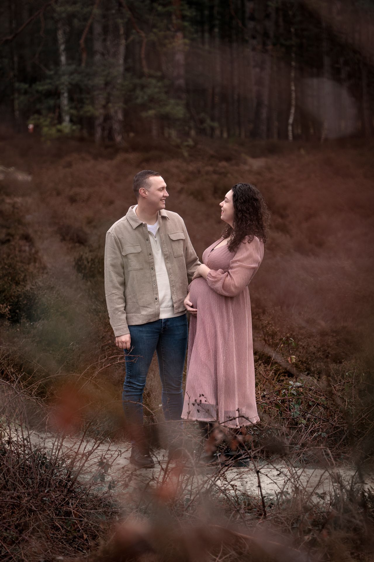 zwanger koppel in het bos tijdens zwangerschapsshoot in Bergen op Zoom door lifestylefotograaf Fotos van Jess