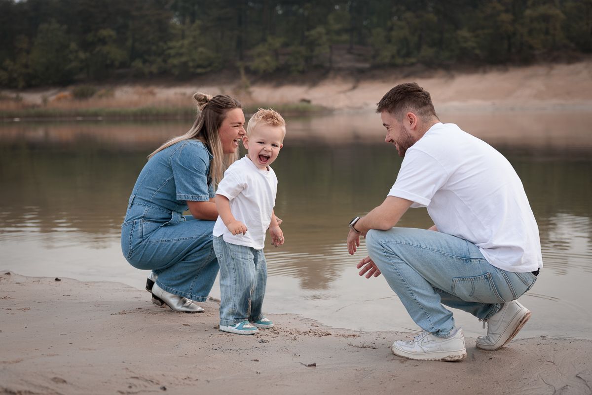 Spelen bij het water tijdens gezinsfotoshoot Brabant