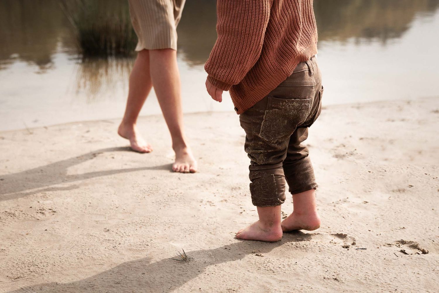 detailfoto van blote voeten in het zand tijdens gezinsfotoshoot bij de Bergse Heide - fotograaf bergen op zoom