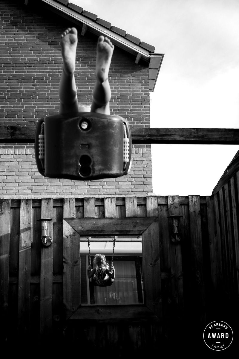 Schommelend kind met meerdere weerspiegelingen, prijswinnende foto van Fotos van Jess, awardwinning fotograaf Bergen op Zoom