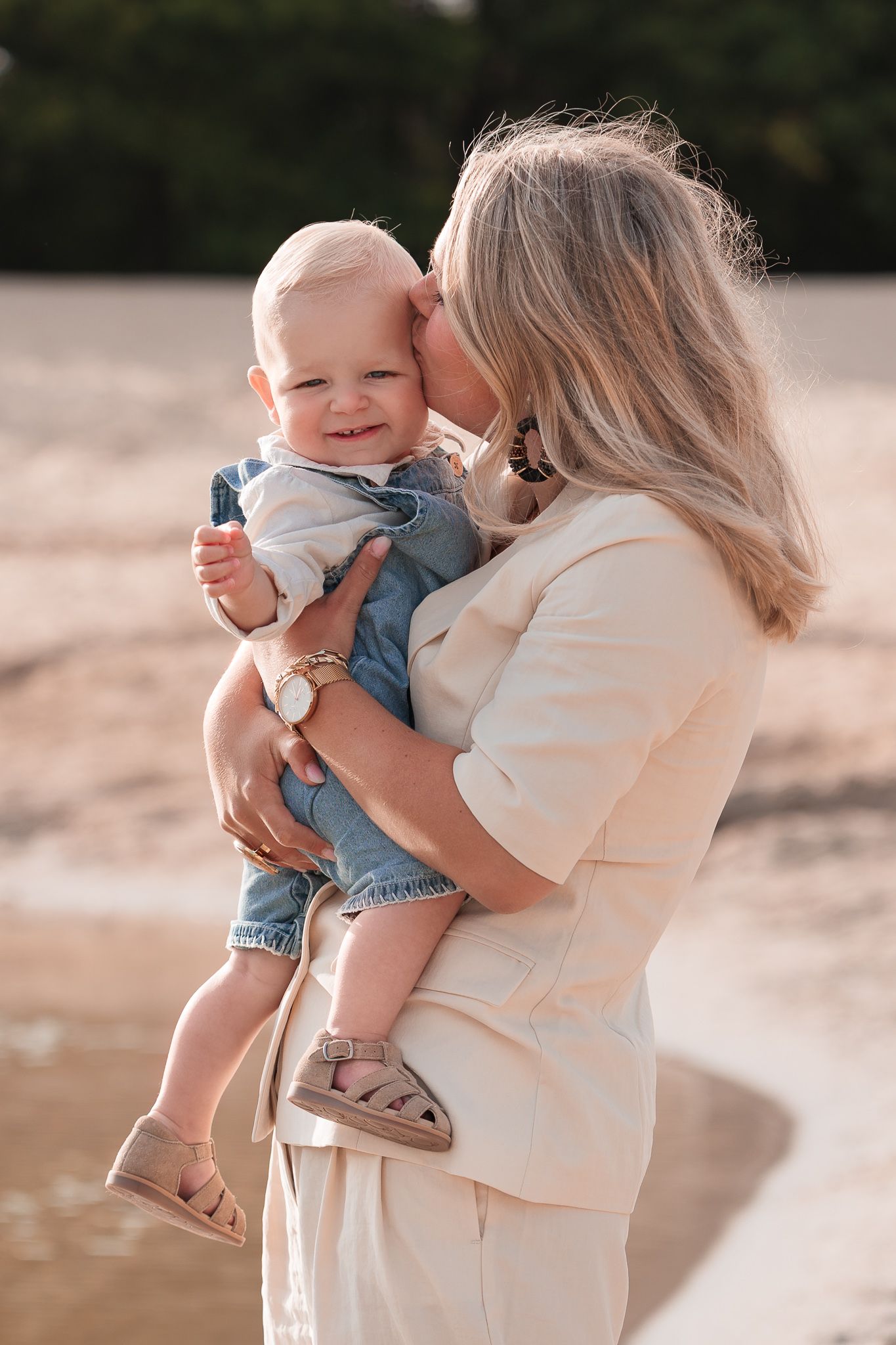 lief moment tussen moeder en kindje aan de waterkant