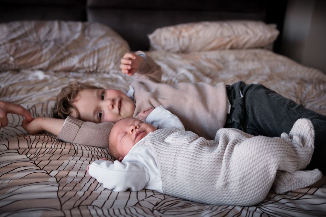 broertjes tijdens newbornfotoshoot thuis