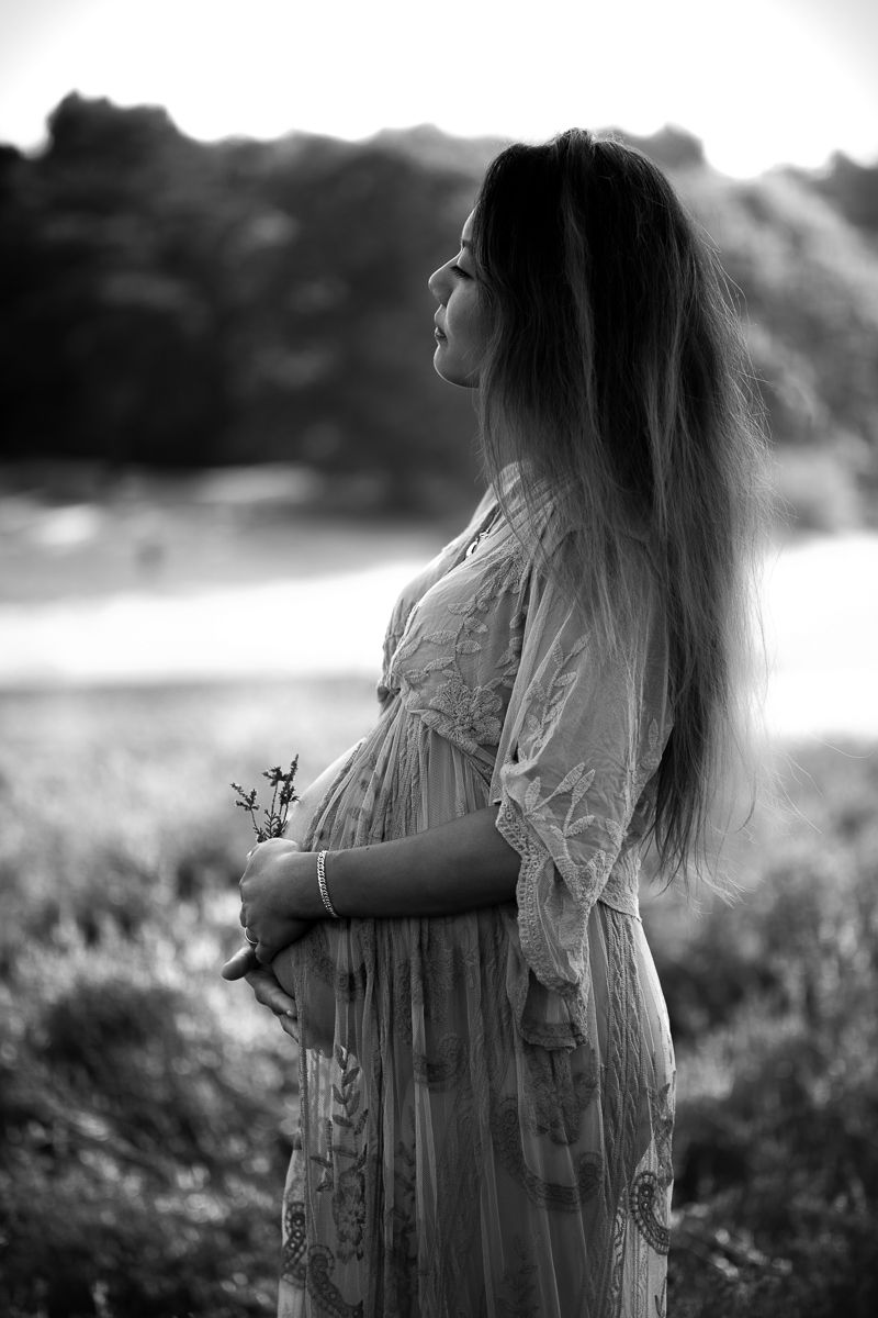Intieme zwangerschapsfotoshoot boudoir naakt in de natuur in Bergen op Zoom