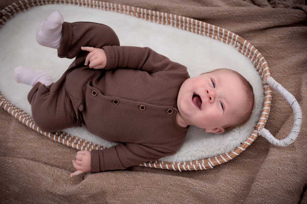 fotoshoot met baby zonder poseren buiten op de heide Bergen op Zoom