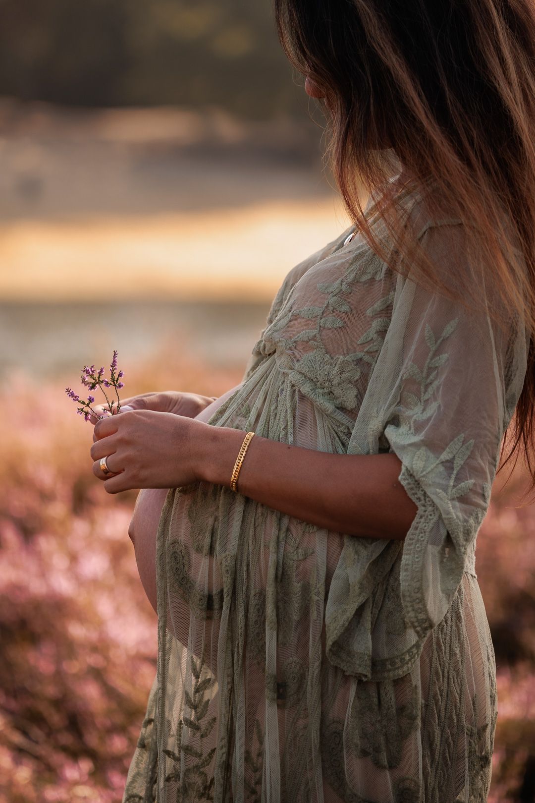Intieme zwangerschapsshoot in de natuur Bergen op Zoom