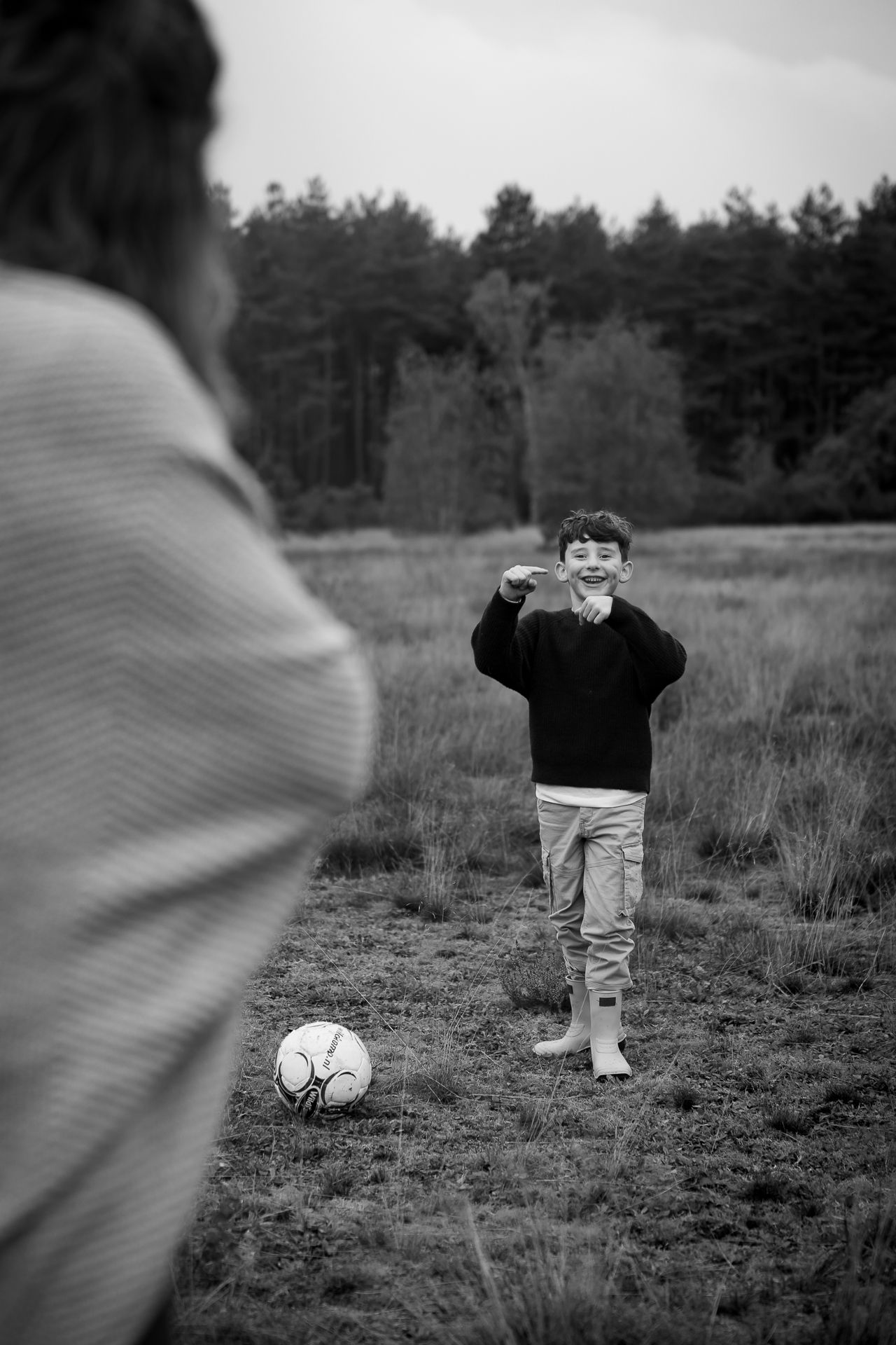 grappig moment waarbij kind met bal wil dat moeder omdraait - Tijdens ongedwongen motherhood fotoshoot zonder poseren