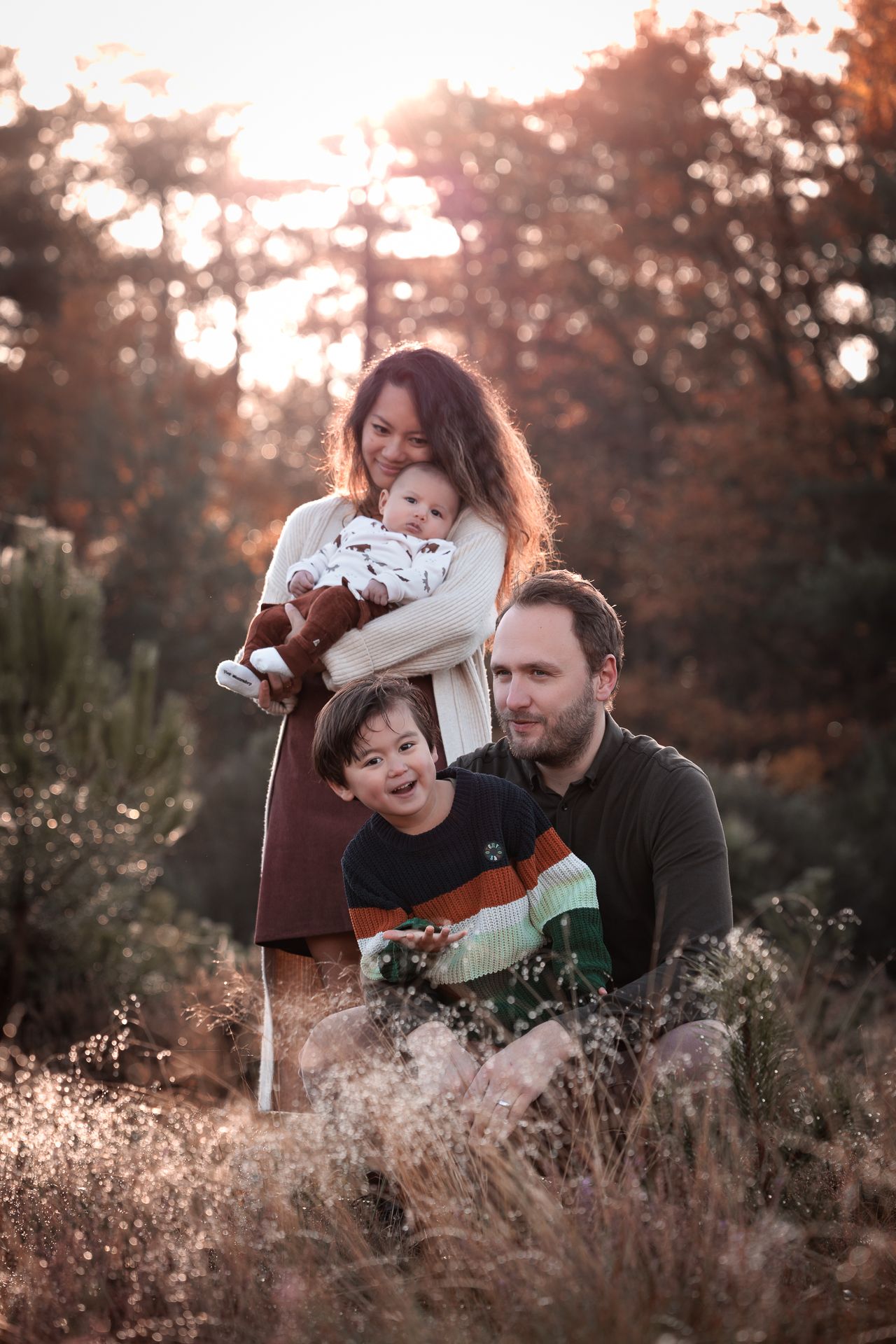portretfoto van gezin buiten in de natuur op mooiste fotoshootlocatie in BErgen op Zoom