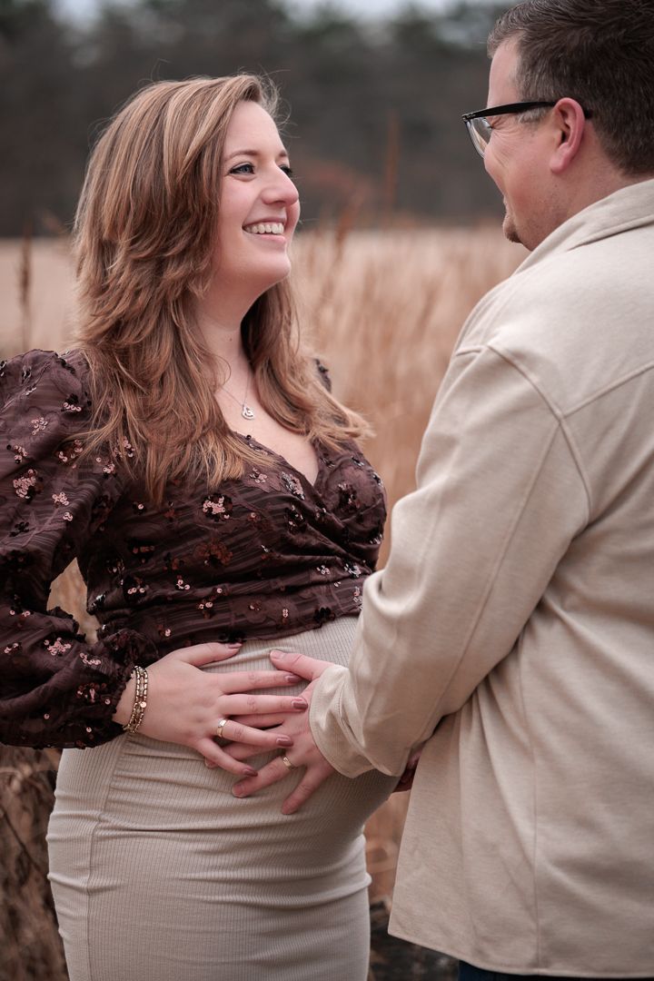 lief moment tussen partners die hun eerste kindje verwachten door lifestylefotograaf in Brabant