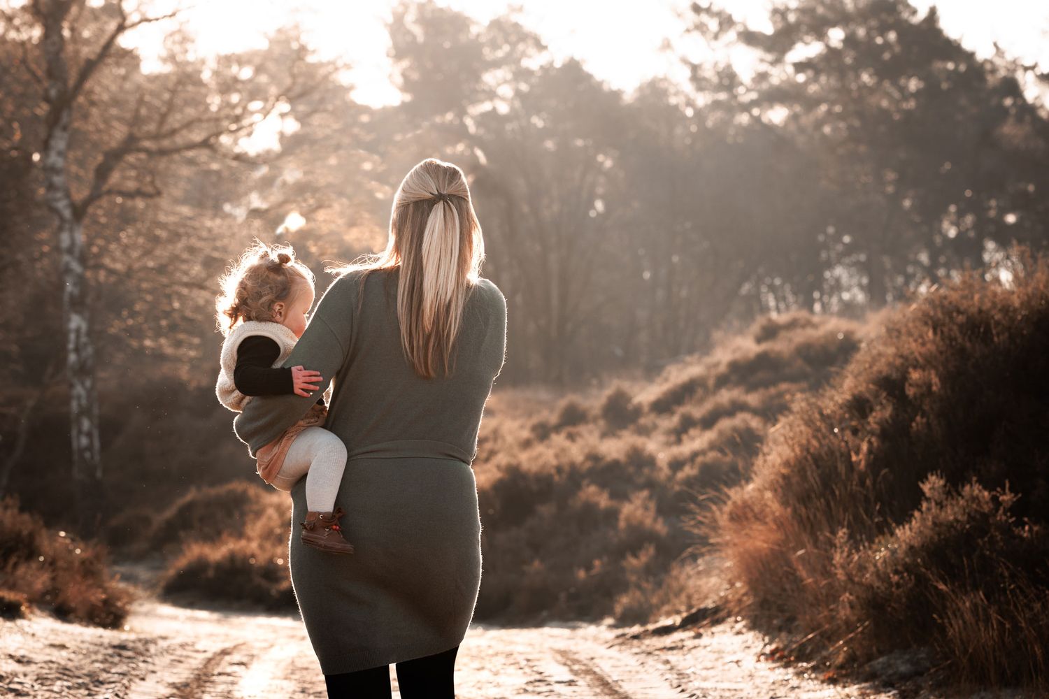 Moeder met haar baby op haar heup, intiem en liefdevol moment tijdens fotoshoot