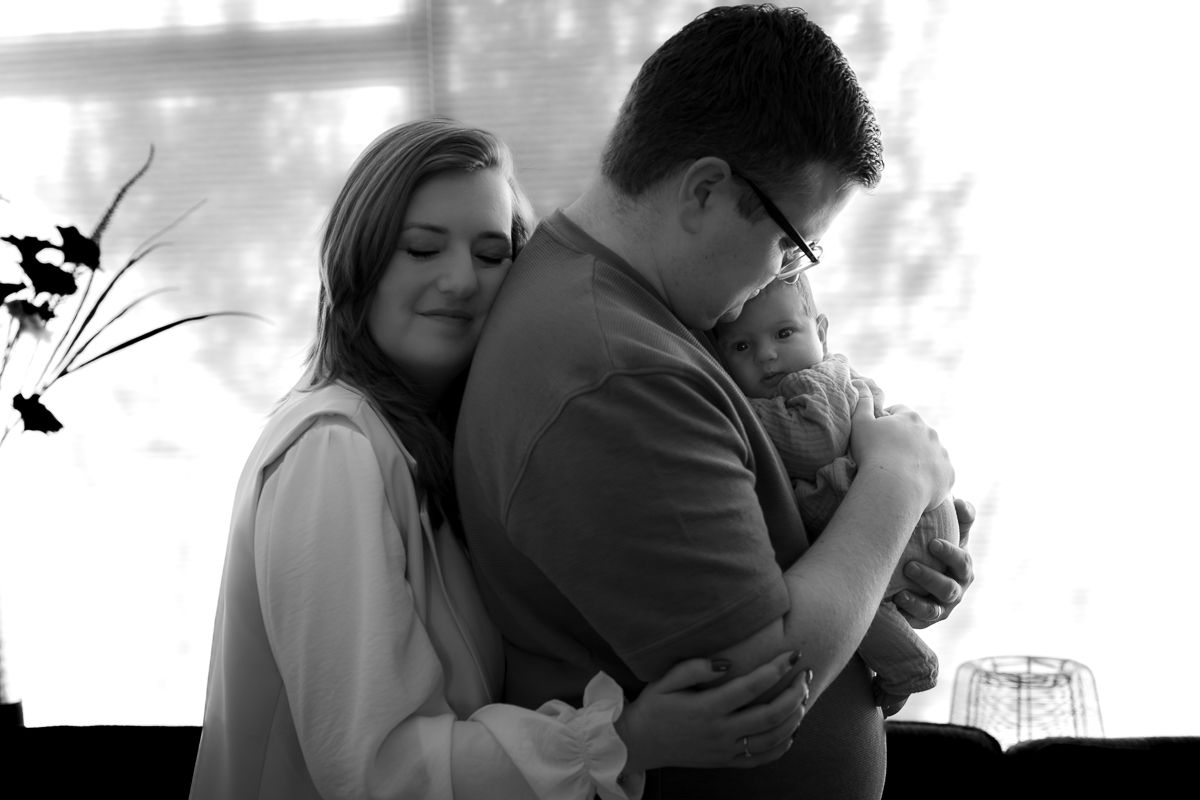 Gezinsfoto tijdens newbornshoot thuis binnen