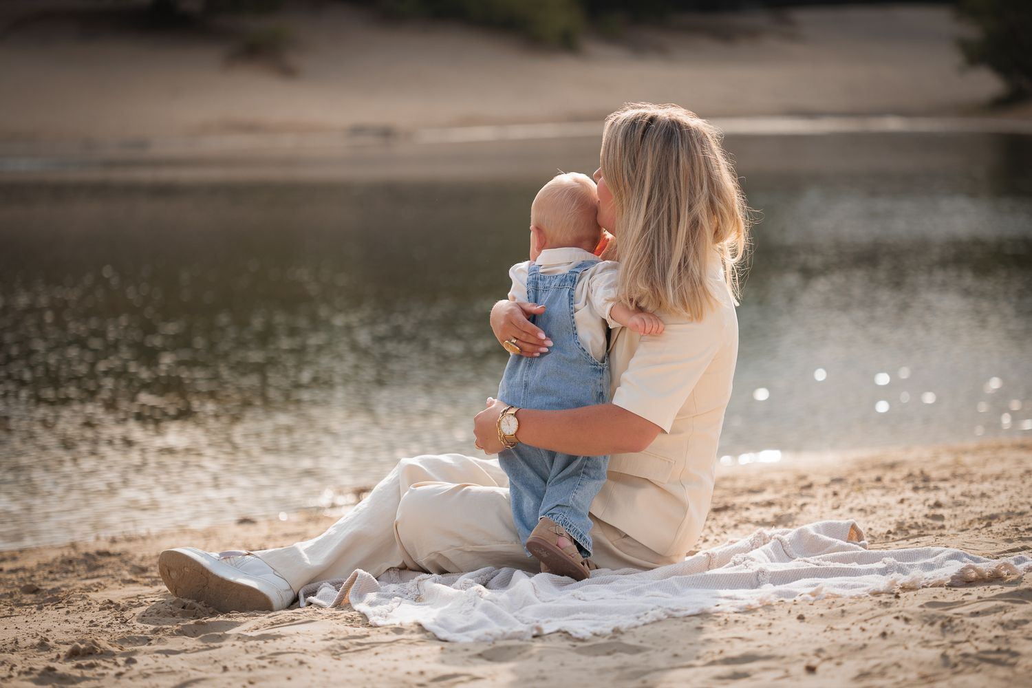 Moeder knuffelt haar zoontje tijdens liefdevolle motherhood fotoshoot met zacht daglicht