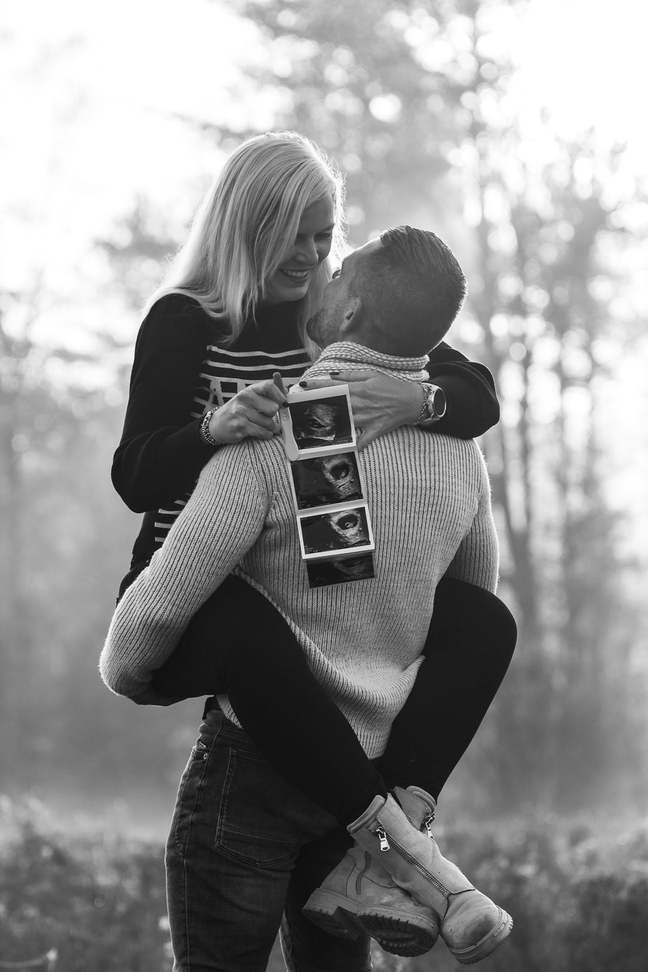 zwangerschapsaankondiging met echofoto's tijdens fotoshoot in Bergen op Zoom