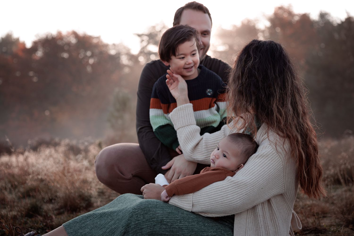 mooi gezinsmoment tijdens ontspannen gezinsfotoshoot