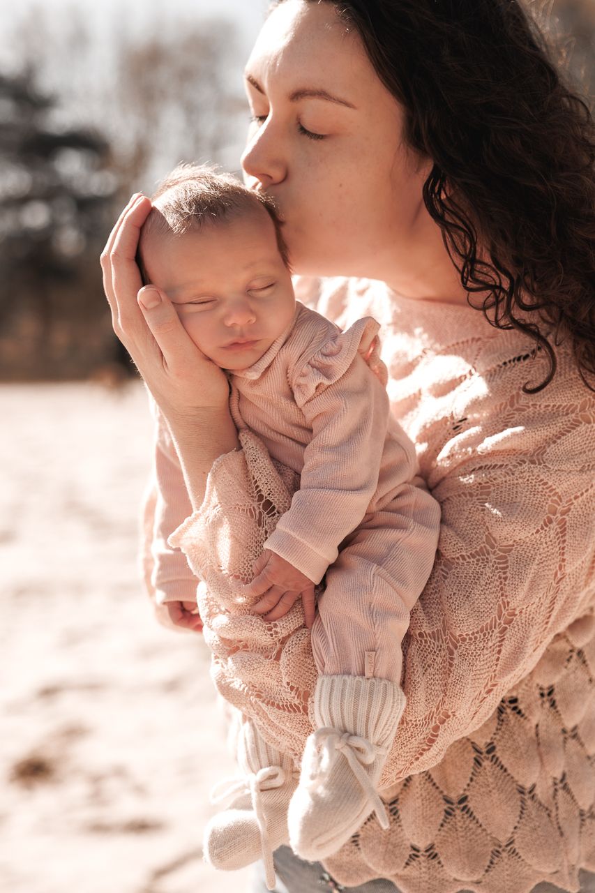 Newbornfotoshoot buiten in Bergen op Zoom op het strand
