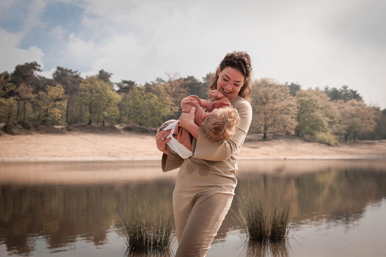 moeder die haar zoontje optilt en met hem speelt - fotograaf bergen op zoom