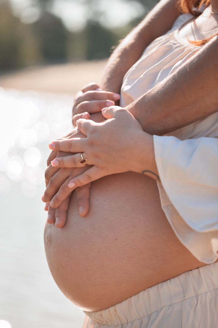 Detailfoto van zwangere buik met handen  - Zwangerschapsfotoshoot Bergse Heide