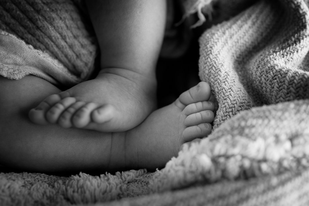 detailshot van babyvoetjes in een kleedje gewikkeld