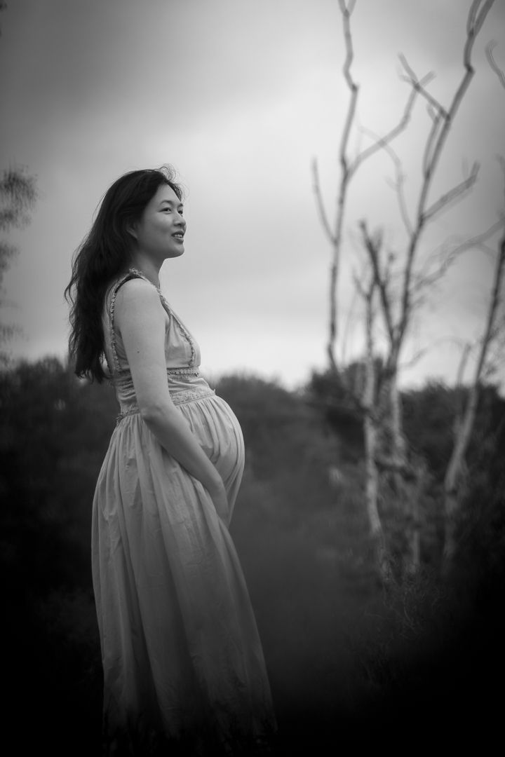 Moody zwartwit foto van zwangere vrouw in de natuur - Zwangerschapsfotograaf Bergen op zoom