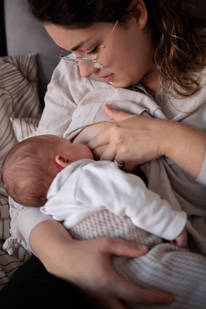 baby die wordt gevoed aan de borst
