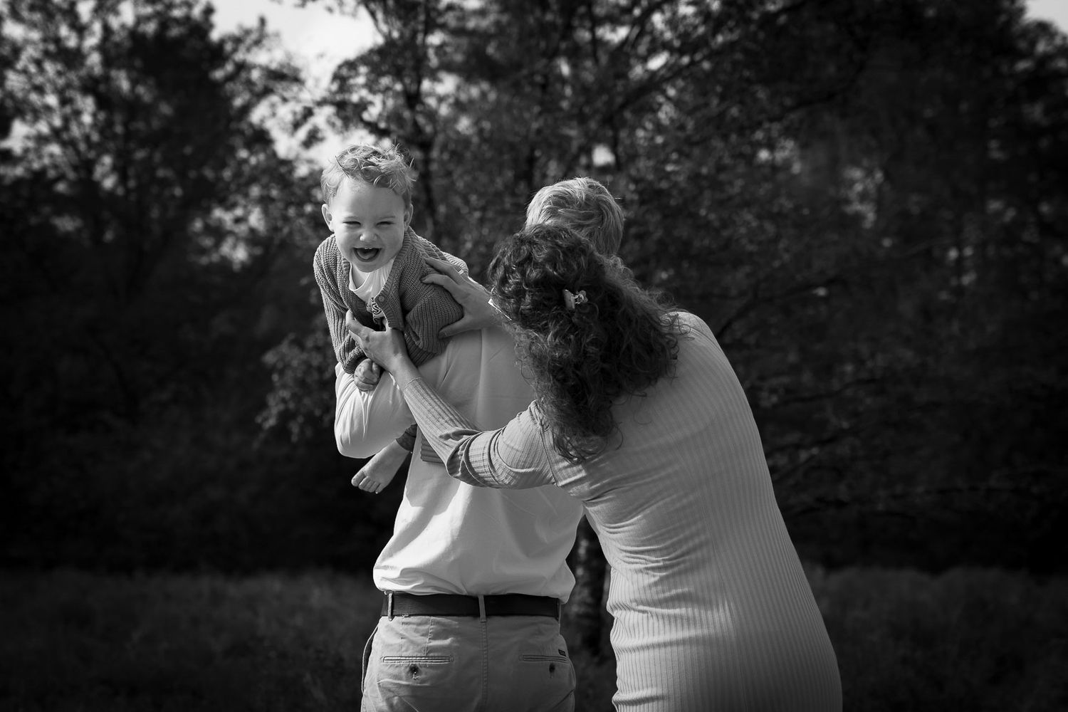 lachend kind tijdens ongedwongen, gezellige fotoshoot in Bergen op zoom