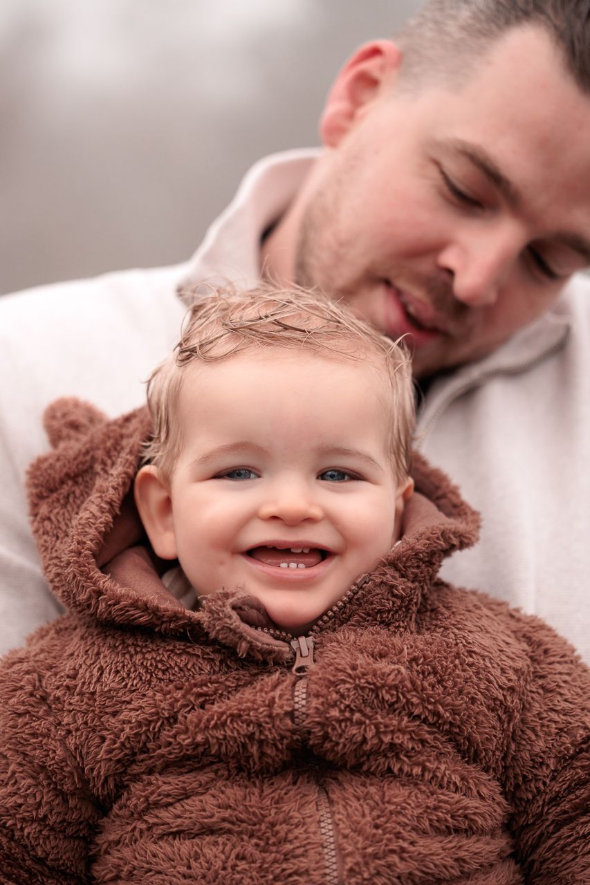 Lifestylefotoshoot in de natuur met jonge kinderen