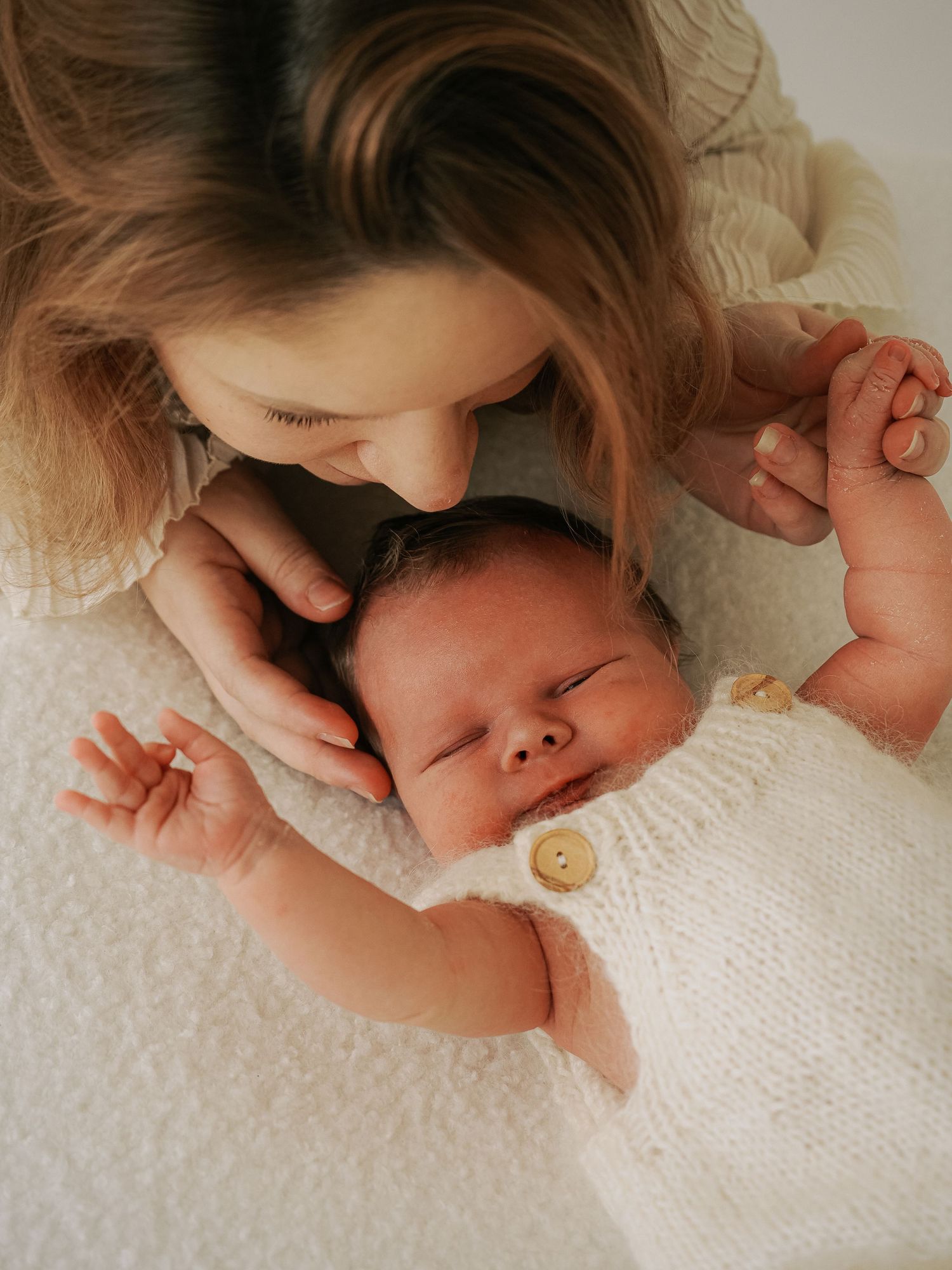 newborn kuvaus rauhallinen hetki vanhemman sylissä