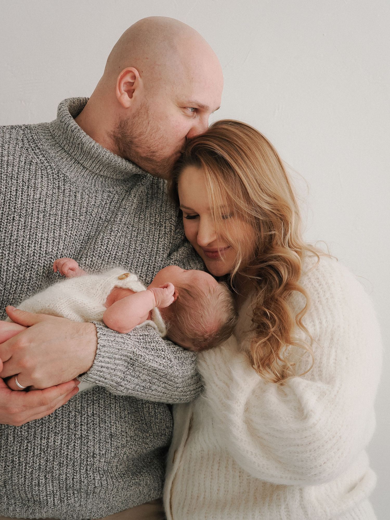 newborn kuvaus rauhallinen hetki vanhemman sylissä