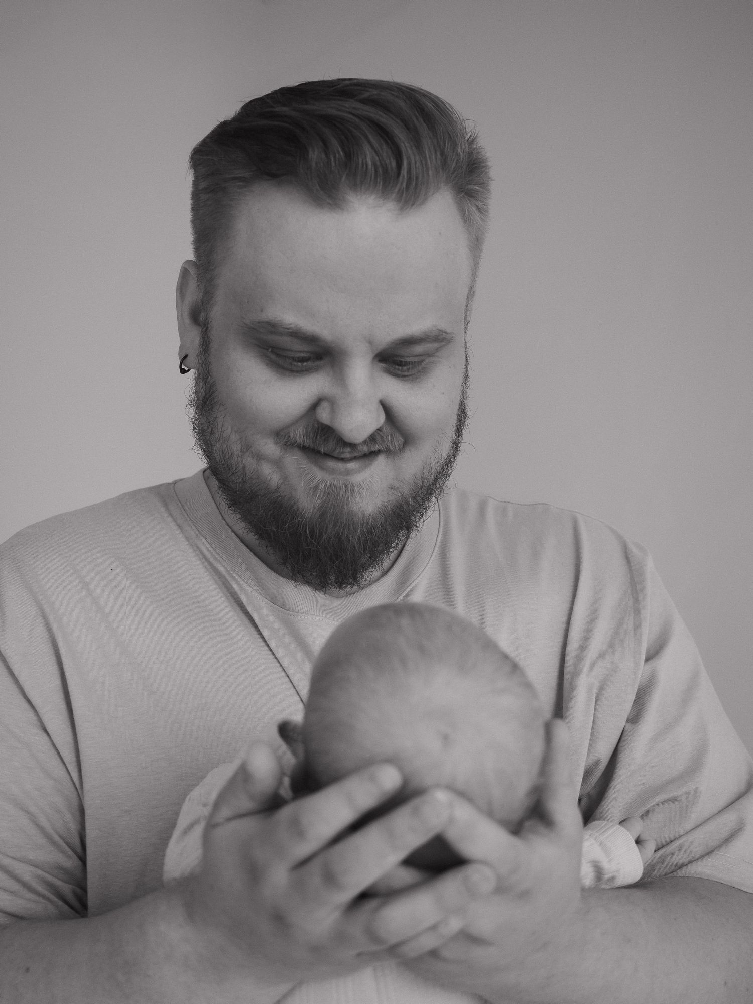 Newbornkuvaus studiossa Vantaalla – vastasyntynyt vauva nukkuu turvallisesti aseteltuna