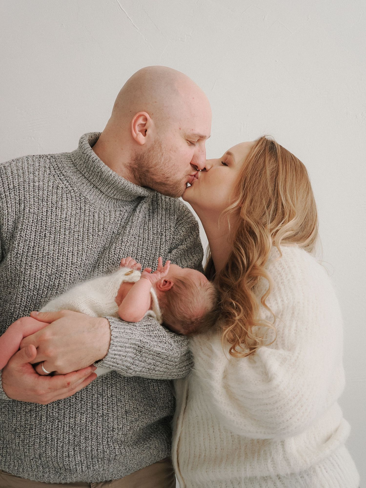 newborn kuvaus rauhallinen hetki vanhemman sylissä