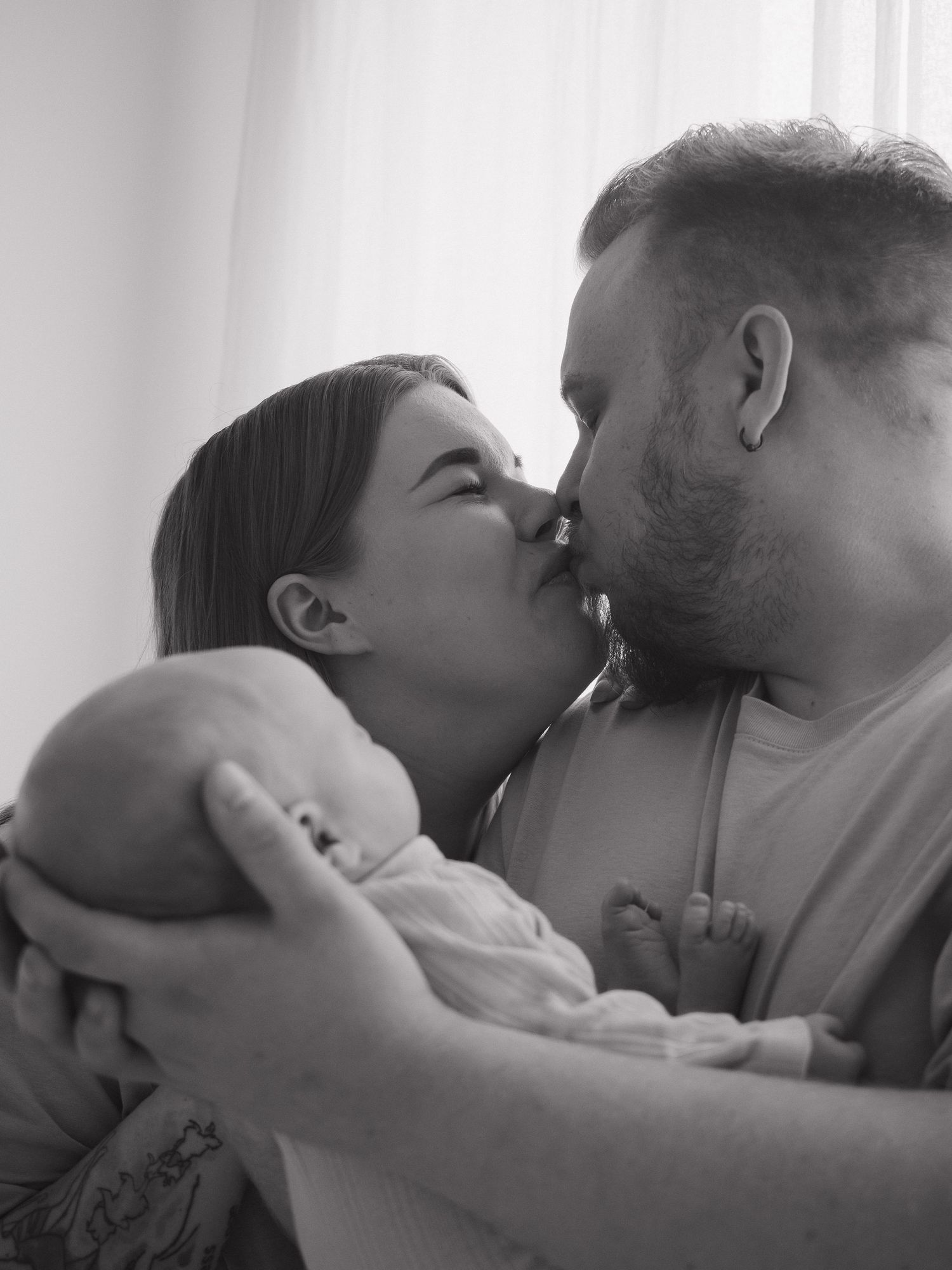 Newbornkuvaus Vantaalla, vanhempien kanssa