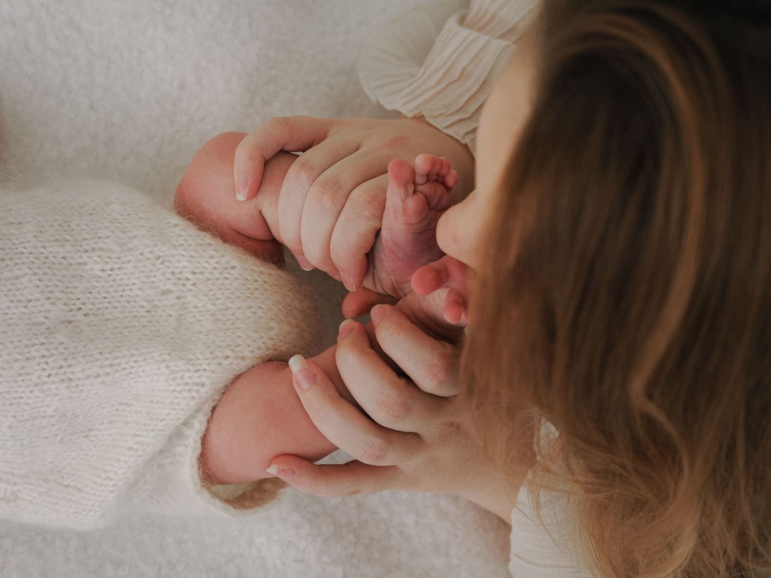 newborn kuvaus rauhallinen hetki vanhemman sylissä