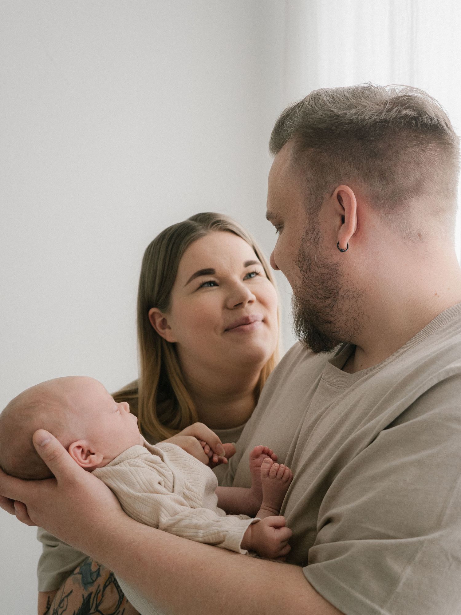 Newbornkuvaus Vantaalla vanhemmat mukana kuvassa