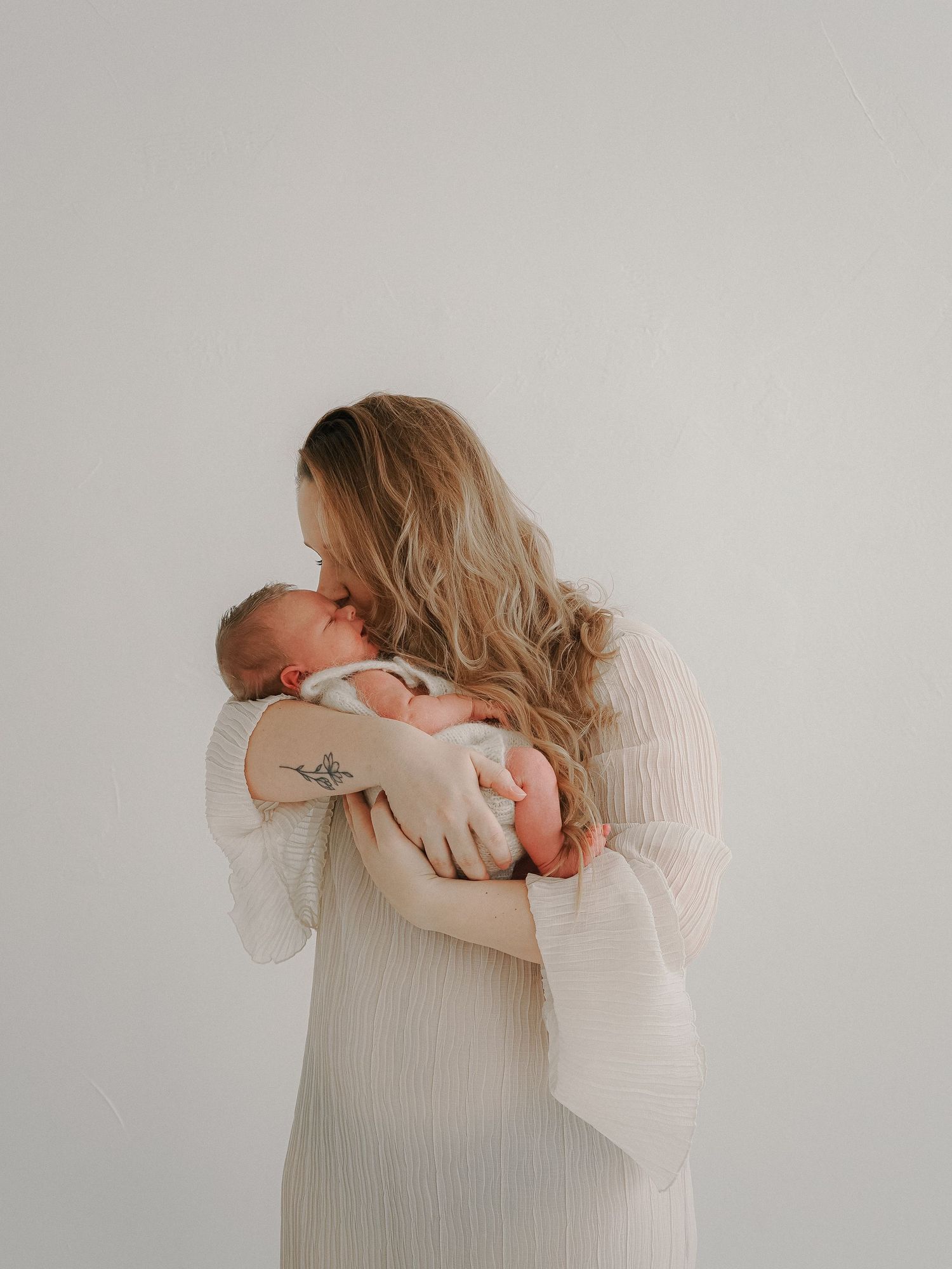 newborn kuvaus rauhallinen hetki vanhemman sylissä