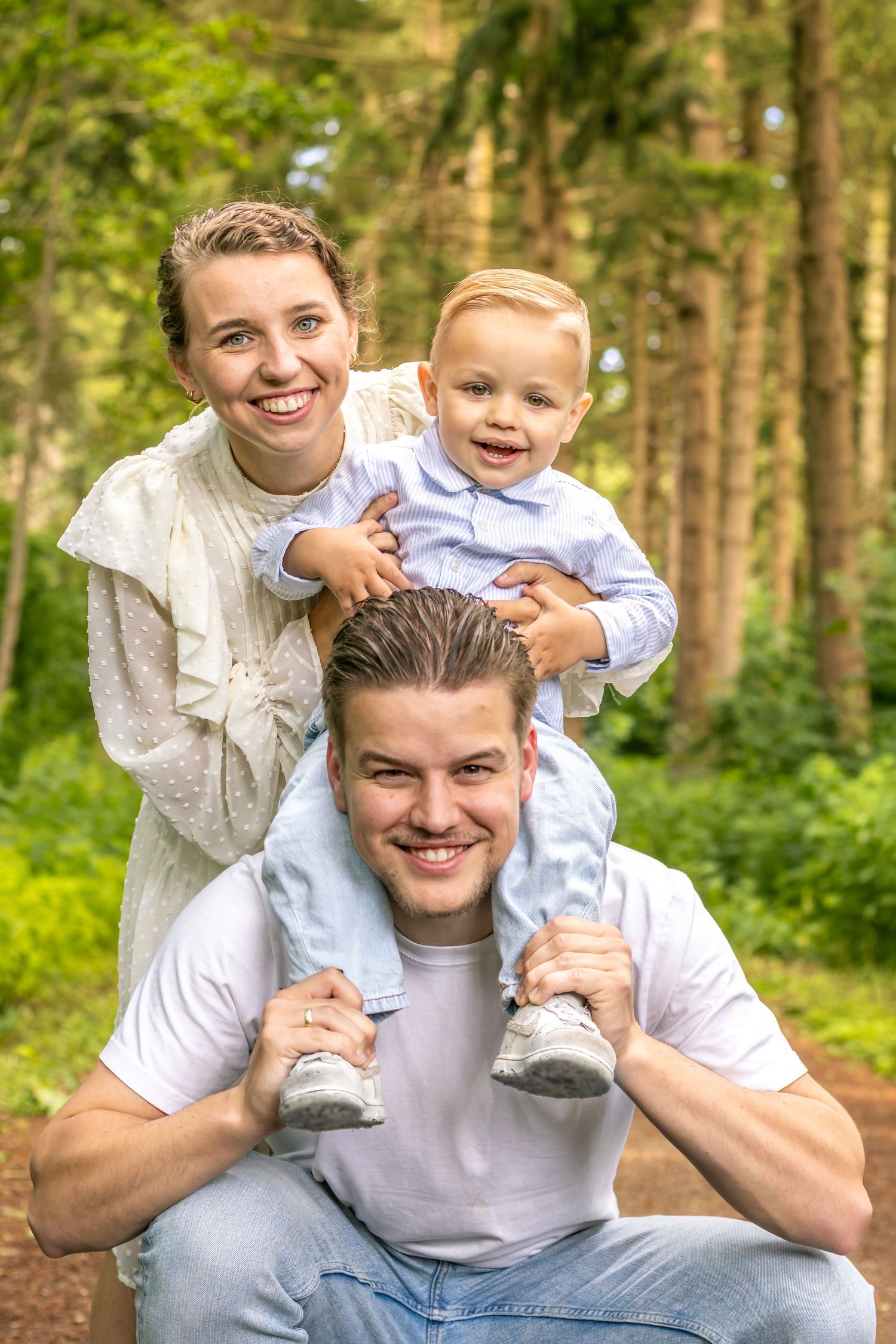 Gezin samen poserend tijdens een gezinsshoot in Zuid-Holland.
