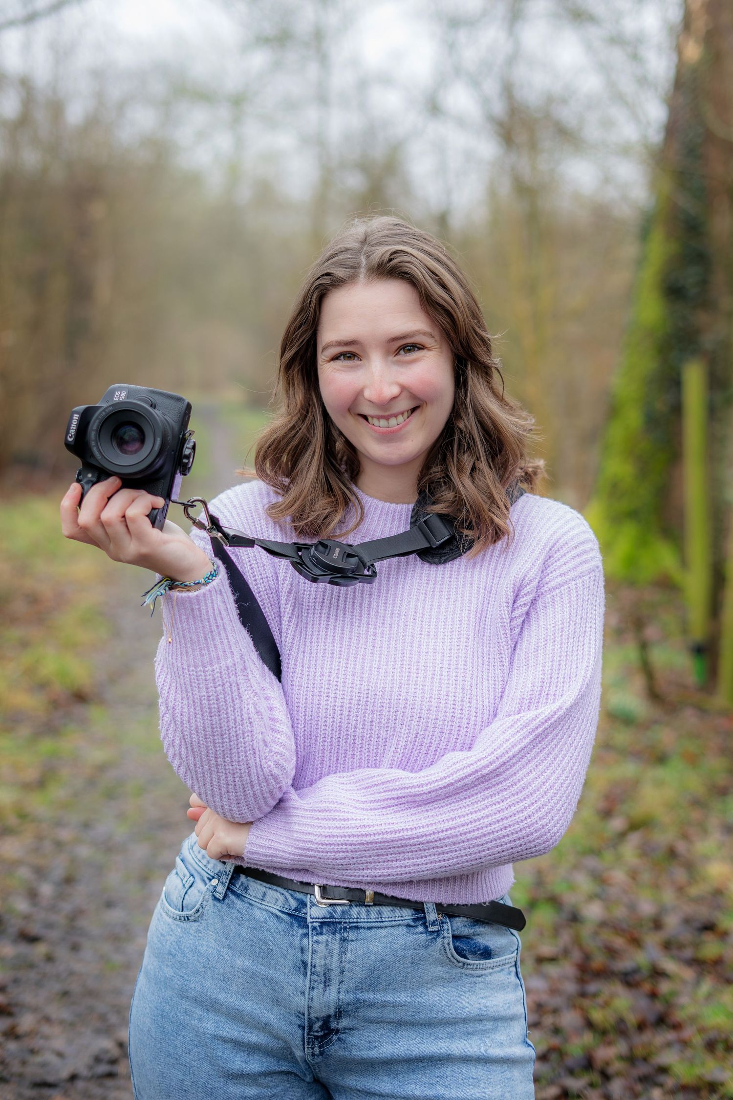 De fotograaf van Studio Kleine Verhalen Lilly samen met haar camera.