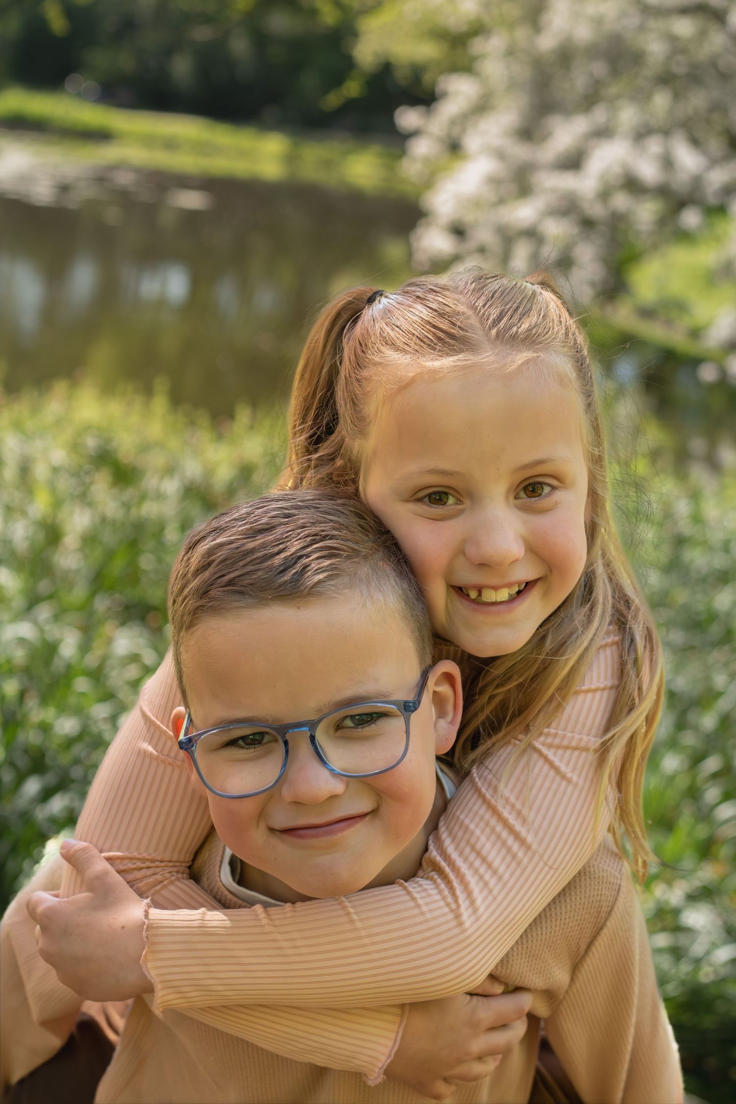 Broer en zus knuffelend tijdens een gezinshoot in Zuid-Holland.
