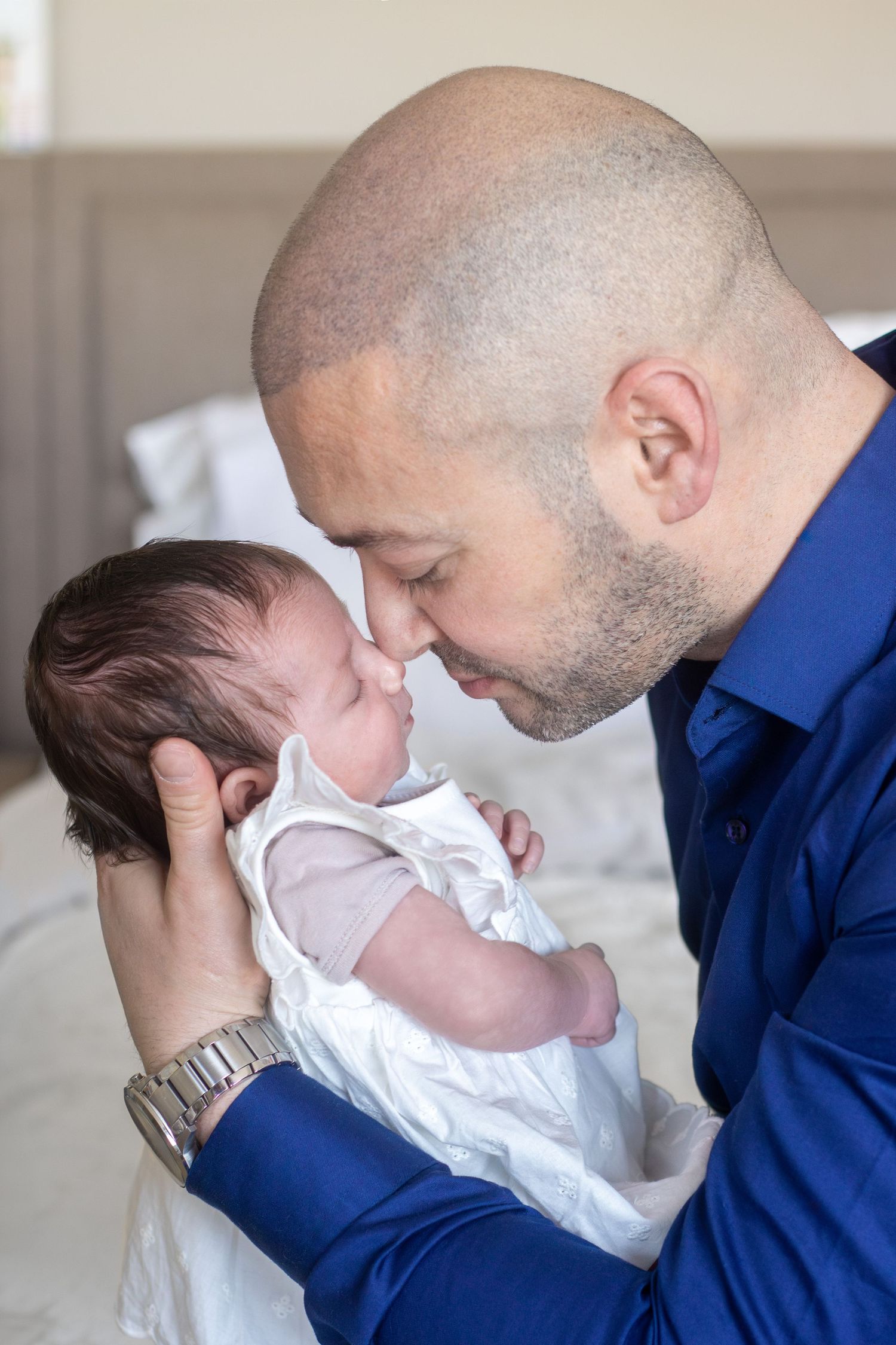 Pasgeboren dochter samen met vader tijdens een newbornshoot in Zuid-Holland.