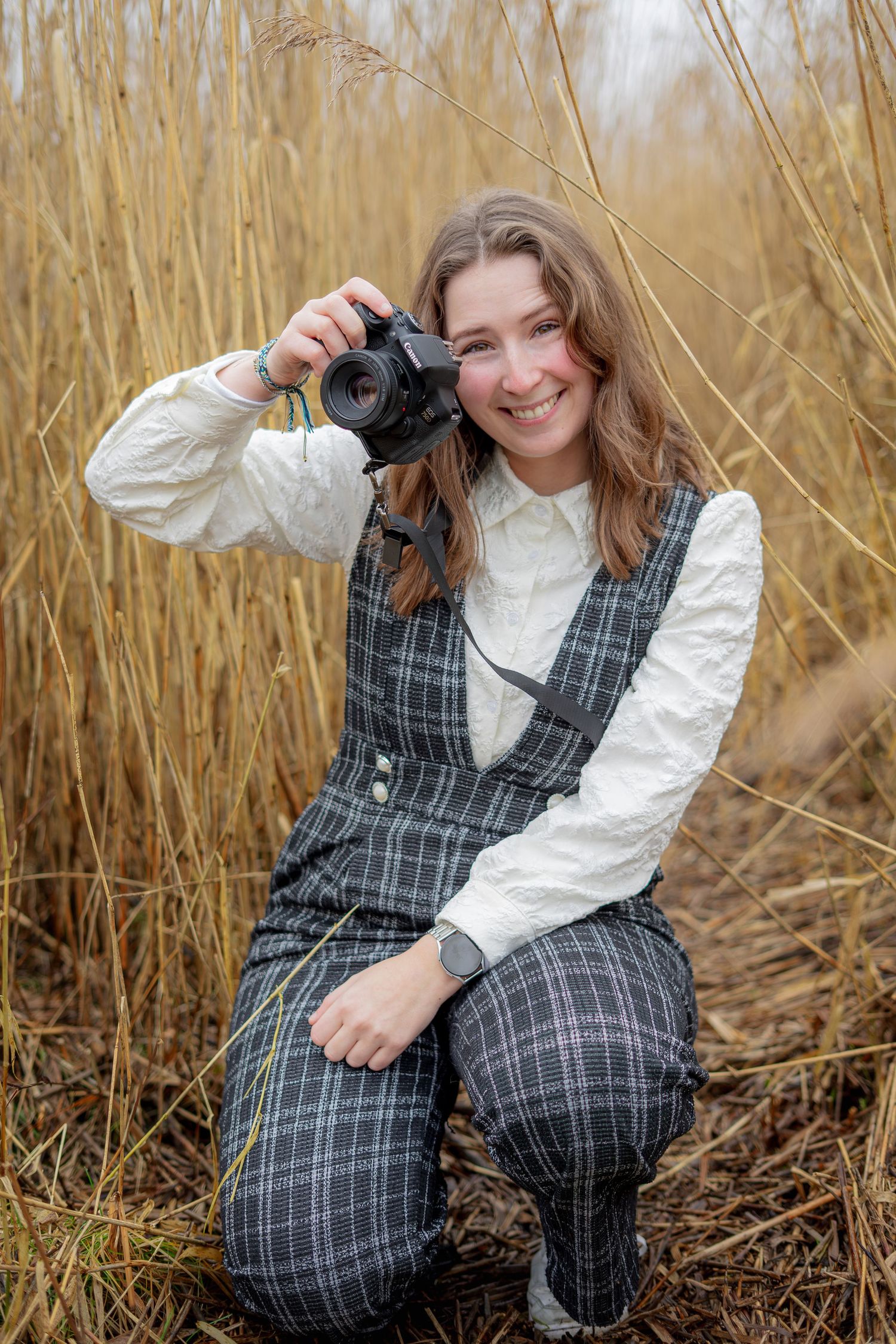 De fotograaf van Studio Kleine Verhalen samen met haar camera.