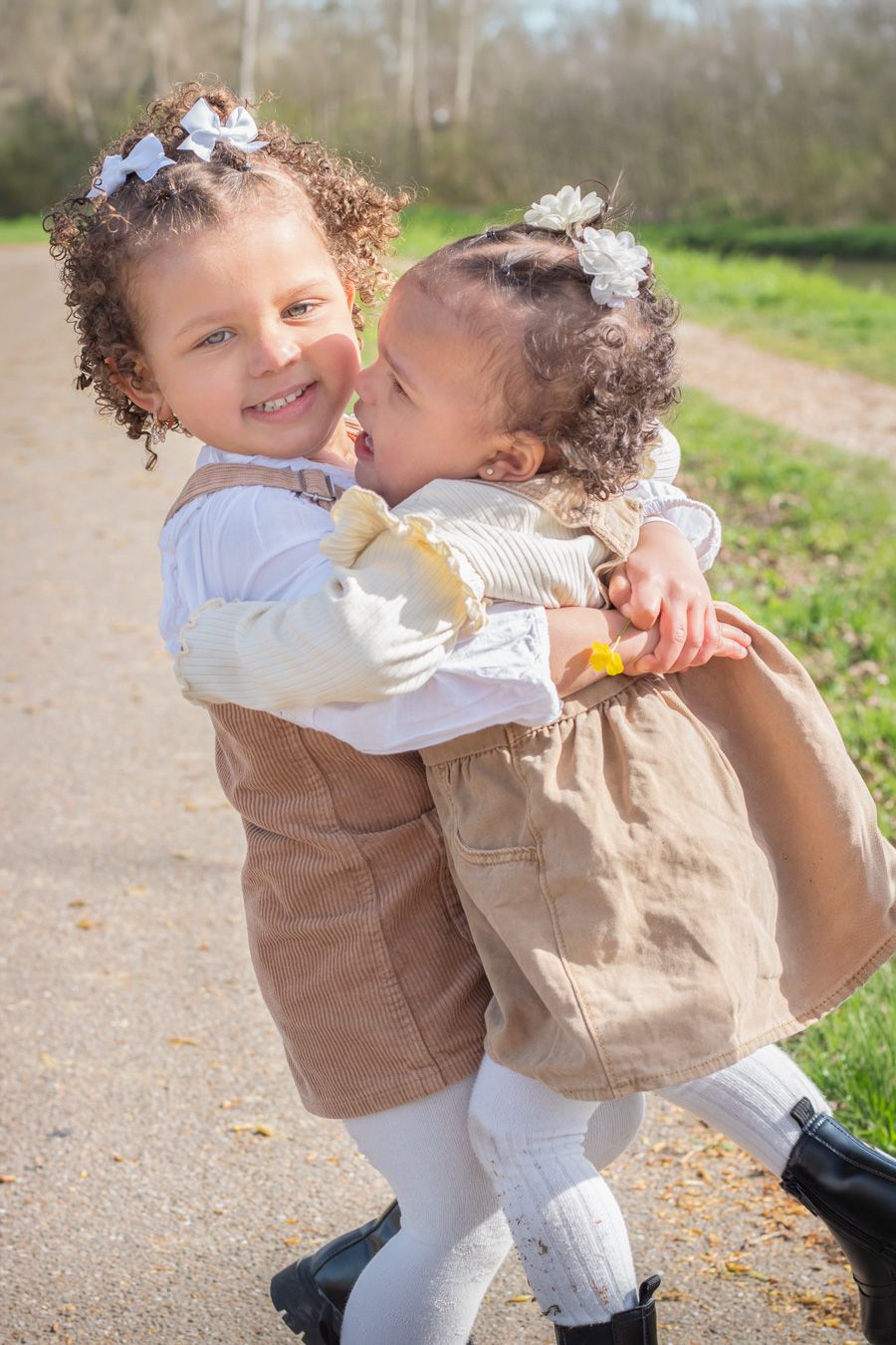 De twee zusjes knuffelend tijdens een gezinsfotoshoot in Zuid-Holland.