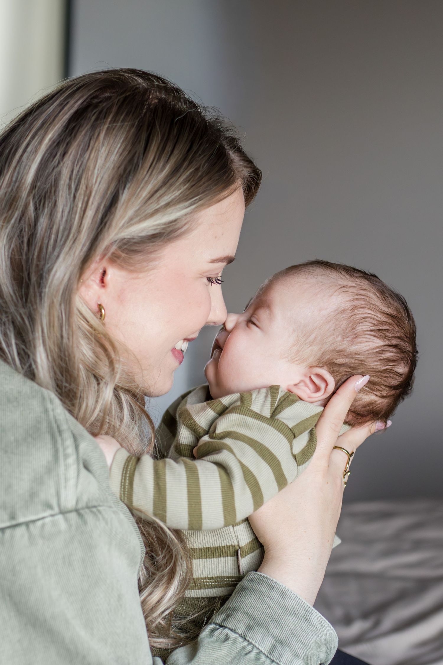 Mama met newborn tijdens een newbornshoot in Zuid-Holland.