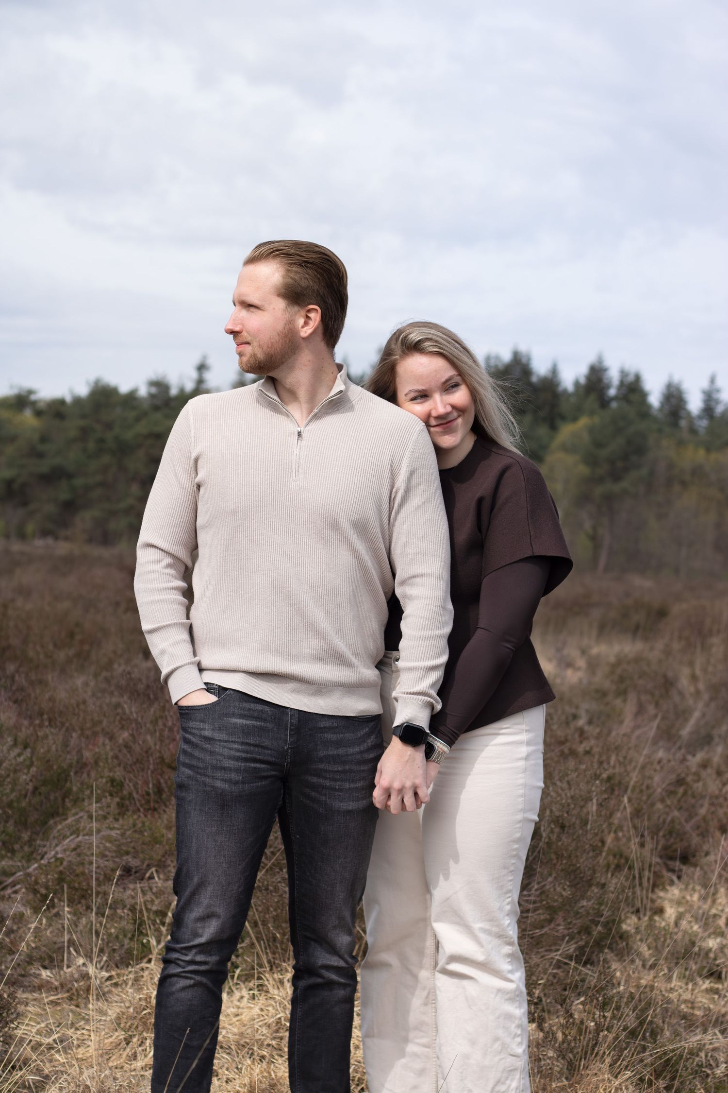 Verliefd koppel met elkaar knuffelend in bosgebied in Breda.