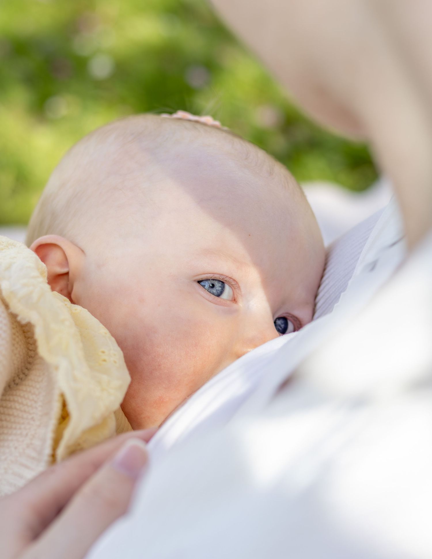 Dochter aan de borstvoeding bij mama tijdens een moeder en dochtershoot in Zuid-Holland.