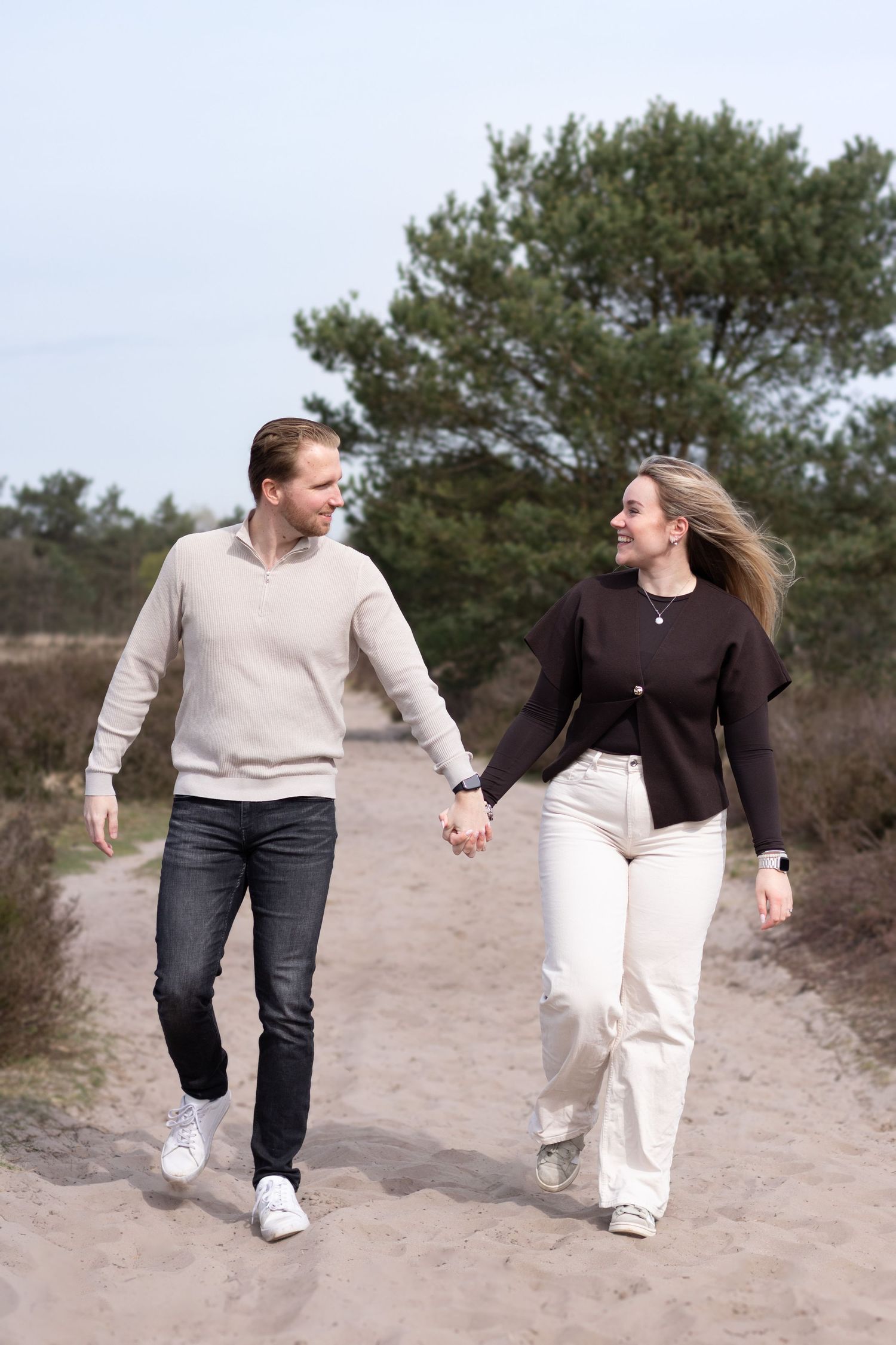 Verliefd koppel wandelend met elkaar tijdens een koppelshoot in Zuid-Holland.